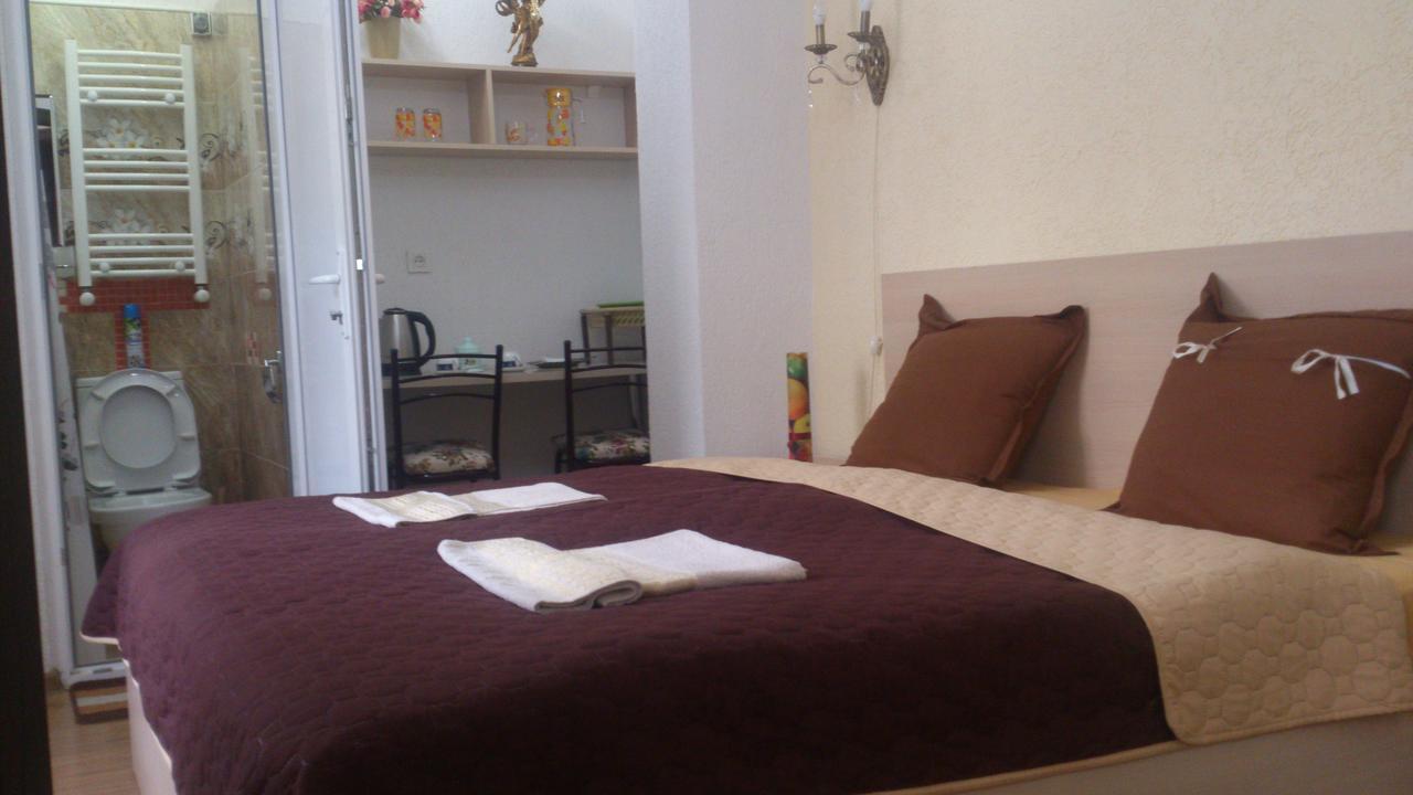 Guest House Madonna Tbilisi Exterior photo