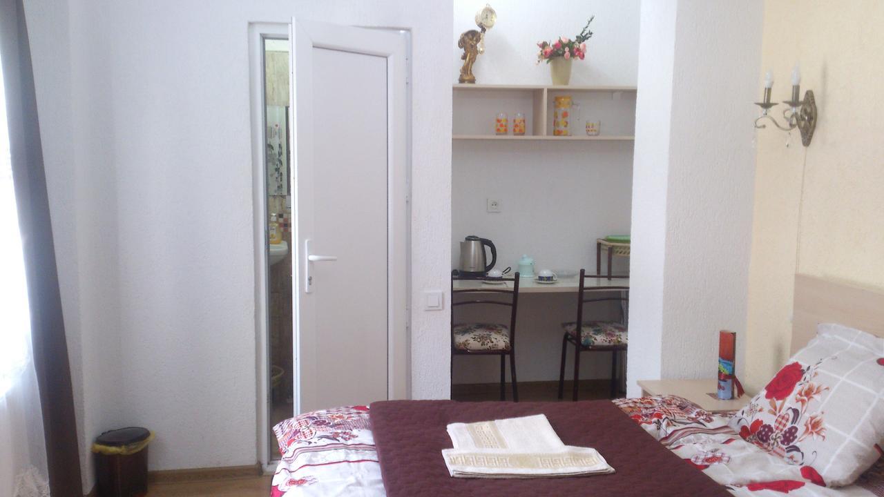 Guest House Madonna Tbilisi Exterior photo